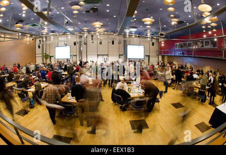 Dresden, Deutschland. 21. Januar 2015. Bürger und Einwohner Sti zusammen während des Dialogforums "Together in Sachsen" in Dresden, Deutschland, 21. Januar 2015. Rund 300 Einwohner von Sachsen und der Stadt Dresden durften im Forum über Asyl, Integration und Einwanderung zu sprechen. Foto: Arno Burgi/Dpa/Alamy Live-Nachrichten Stockfoto