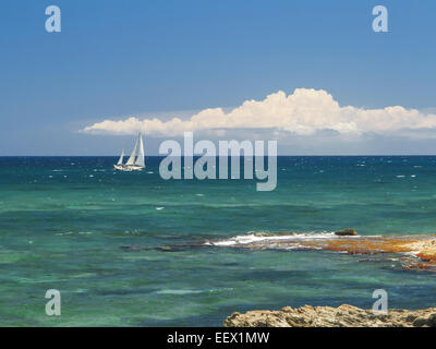 Yacht auf blaue Meer Stockfoto