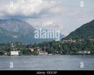 Bellagio am Comer See in Italien die Frühsommersonne mit einer baumbestandenen Bergkulisse Stockfoto