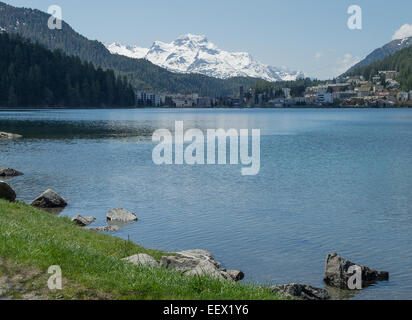 See und schneebedeckte Berge im Hintergrund mit St. Moritz Schweiz am Seeufer Stockfoto