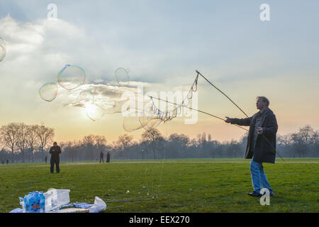 Hyde Park, London, UK. 22. Januar 2015. Richard Shaw schafft Seifenblasen, wie die Sonne an einem kalten Tag im Hyde Park, London. Bildnachweis: Matthew Chattle/Alamy Live-Nachrichten Stockfoto