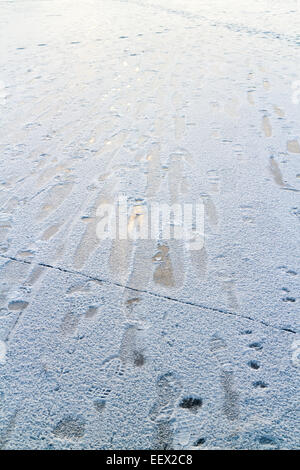 Fußabdrücke auf dem glatten Eis Stockfoto