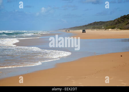 Geländewagen fahren auf den Strand von Fraser Island, größte Sandinsel der Welt vor der Küste von Hervey Bay, Queensland, Australien Stockfoto