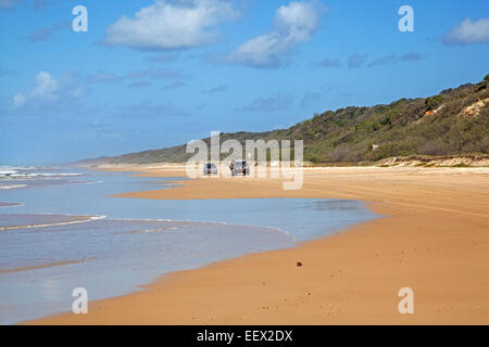 Geländewagen fahren auf den Strand von Fraser Island, größte Sandinsel der Welt vor der Küste von Hervey Bay, Queensland, Australien Stockfoto