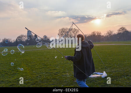 Hyde Park, London, UK. 22. Januar 2015. Richard Shaw schafft Seifenblasen, wie die Sonne an einem kalten Tag im Hyde Park, London. Bildnachweis: Matthew Chattle/Alamy Live-Nachrichten Stockfoto