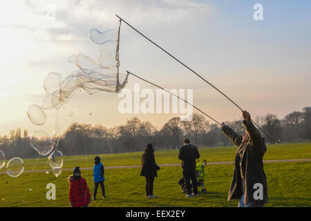 Hyde Park, London, UK. 22. Januar 2015. Richard Shaw schafft Seifenblasen, wie die Sonne an einem kalten Tag im Hyde Park, London. Bildnachweis: Matthew Chattle/Alamy Live-Nachrichten Stockfoto