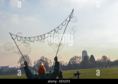 Hyde Park, London, UK. 22. Januar 2015. Richard Shaw schafft Seifenblasen, wie die Sonne an einem kalten Tag im Hyde Park, London. Bildnachweis: Matthew Chattle/Alamy Live-Nachrichten Stockfoto