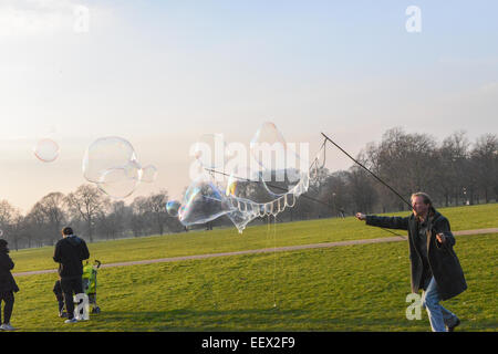 Hyde Park, London, UK. 22. Januar 2015. Richard Shaw schafft Seifenblasen, wie die Sonne an einem kalten Tag im Hyde Park, London. Bildnachweis: Matthew Chattle/Alamy Live-Nachrichten Stockfoto