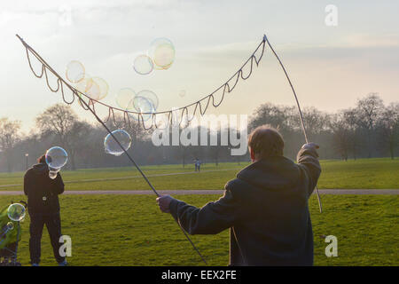 Hyde Park, London, UK. 22. Januar 2015. Richard Shaw schafft Seifenblasen, wie die Sonne an einem kalten Tag im Hyde Park, London. Bildnachweis: Matthew Chattle/Alamy Live-Nachrichten Stockfoto