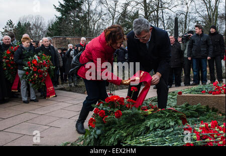 Katja Kipping und Bernd Riexinger, Vorsitzenden der linksgerichteten politischen Partei Die Linke, legen Blumen und einen Kranz an den Gräbern von Rosa Luxemburg Und Karl Liebknecht, in Berlin, 11. Januar 2015. Foto: Paul Zinken/dpa Stockfoto