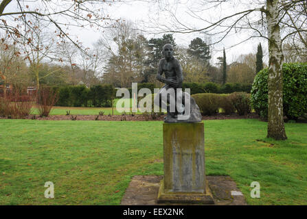 Skulpturen im Garten bei Anne Hathaway Cottage, die Ehefrau von William Shakespeare in Stratford-upon-Avon, England, UK Stockfoto