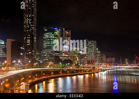 Skyline von Brisbane CBD mit Hochhäusern und Bürogebäuden Hochhaus bei Nacht, Queensland, Australien Stockfoto