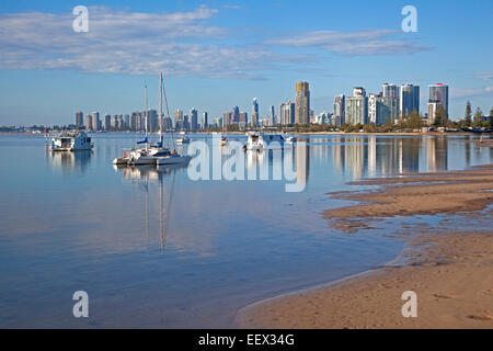 Die Skyline von Surfers Paradise, mit Wolkenkratzern, Wohnungen und Highrise Wohnblocks, Queensland, Australien Stockfoto