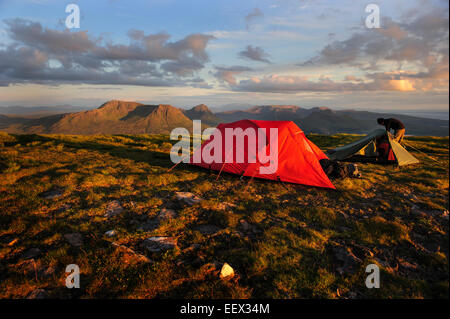 Ein Wanderer einrichten Camp auf dem Gipfel eines Berges. Suilven, Schottland, Vereinigtes Königreich. Stockfoto