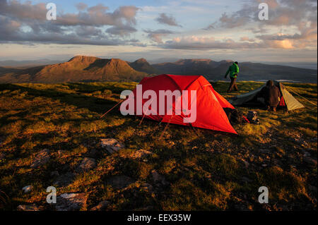 Ein Wanderer einrichten Camp auf dem Gipfel eines Berges. Suilven, Schottland, Vereinigtes Königreich. Stockfoto