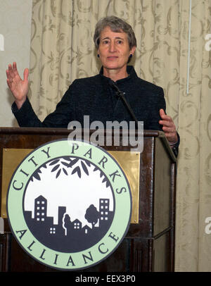 Washington DC, USA. 21. Januar 2015. Vereinigte Staaten Minister fuer dem inneren Sally Jewell fordert der US-Kongress, das Land und Wasser Conservation Fund zu erneuern, bevor es im September in Washington DC, USA, 21. Januar 2015 abläuft. Für die vergangenen 50 Jahre hat der LWCF Offshore-Öl- und Gasindustrie Lizenzgebühren verwendet, um die Schaffung von mehr als 42.000 staatliche und lokale Parks, Spielplätze, urban Wildlife Refuge, Greenways, Wege und Freiflächen zu finanzieren. Bildnachweis: Ron Sachs/Dpa - NO WIRE SERVICE - © Dpa/Alamy Live-Nachrichten Stockfoto