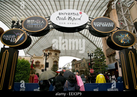 Osaka, Japan. 22. Januar 2015. Besucher genießen die neuen Attraktionen des "Universellen COOL JAPAN" bei Universal Studios Japan. Die universelle COOL JAPAN-Veranstaltung präsentiert Japans Top-Entertainment-Marken (EVANGELION: THE REAL 4D, Angriff auf Titan: THE REAL, BIOHAZARD: THE SCAPE und MONSTER HUNTER: THE REAL) auf die Welt und läuft vom 23. Januar bis 10. Mai 2015 bei Universal Studios Japan. Bildnachweis: Rodrigo Reyes Marin/AFLO/Alamy Live-Nachrichten Stockfoto