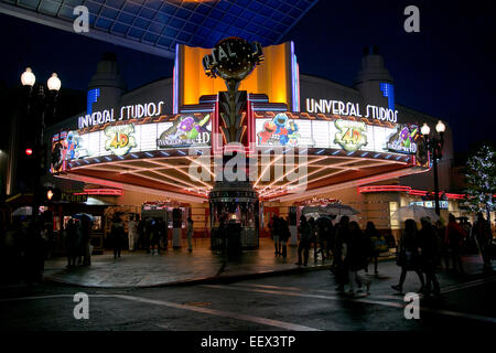 Osaka, Japan. 22. Januar 2015. Besucher genießen die neuen Attraktionen des "Universellen COOL JAPAN" bei Universal Studios Japan. Die universelle COOL JAPAN-Veranstaltung präsentiert Japans Top-Entertainment-Marken (EVANGELION: THE REAL 4D, Angriff auf Titan: THE REAL, BIOHAZARD: THE SCAPE und MONSTER HUNTER: THE REAL) auf die Welt und läuft vom 23. Januar bis 10. Mai 2015 bei Universal Studios Japan. Bildnachweis: Rodrigo Reyes Marin/AFLO/Alamy Live-Nachrichten Stockfoto