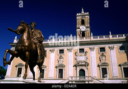 Italien, Rom, Piazza del Campidoglio, Statue von Marcus Aurelius und Palazzo Senatorio Stockfoto