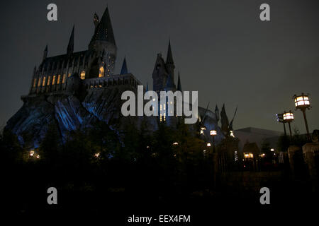 Osaka, Japan. 22. Januar 2015. Das Hogwarts-Schloss des Films "Harry Potter" bei Universal Studios Japan. Die universelle COOL JAPAN-Veranstaltung präsentiert Japans Top-Entertainment-Marken (EVANGELION: THE REAL 4D, Angriff auf Titan: THE REAL, BIOHAZARD: THE SCAPE und MONSTER HUNTER: THE REAL) auf die Welt und läuft vom 23. Januar bis 10. Mai 2015 bei Universal Studios Japan. Bildnachweis: Rodrigo Reyes Marin/AFLO/Alamy Live-Nachrichten Stockfoto