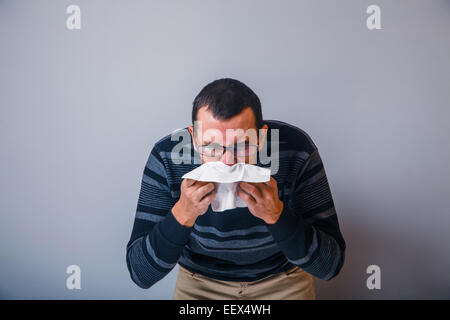 Europäisch anmutende Mannjahre ist krank, Kälte, Taschentuch Stockfoto