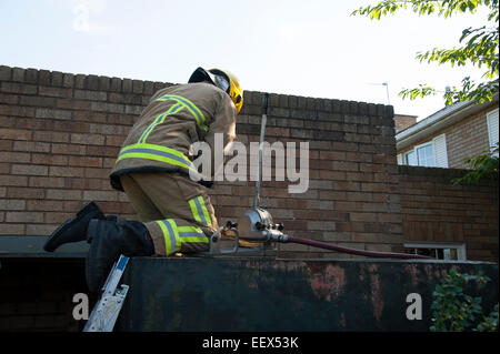 Feuerwehrmann mit Hand Pumpe brennbare Flüssigkeit Stockfoto
