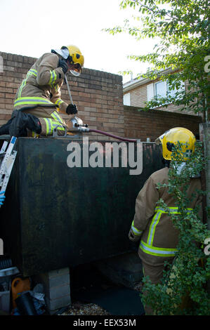 Feuerwehrmann mit Hand Pumpe brennbare Flüssigkeit Stockfoto