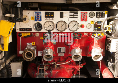 Löschfahrzeug LKW hinten Pump House Wasserablauf Stockfoto