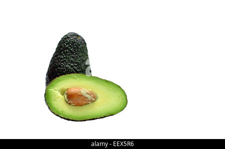 Volle und geschnittene Avocado Frucht isoliert auf weißem Hintergrund Stockfoto