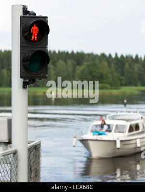 Don't walk unter Boot, Ampeln, die Warnung über die Annäherung an Boot am Konnuksen Kanava Kanal, Finnland Stockfoto