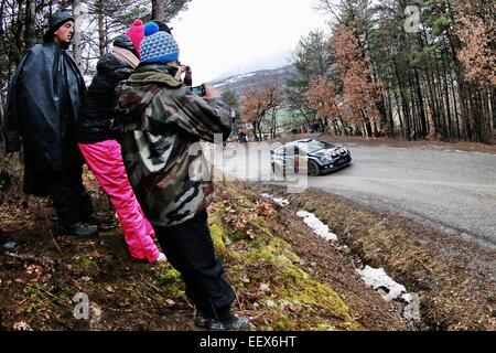 Monte Carlo, Monaco. 22. Januar 2015. WRC Rallye Monte Carlo, Stufe 1 auf einem verschneiten Kurs. Sebastien Ogier (FR) / Julien Ingrassia (FR) - Volkswagen Polo WRC Credit: Action Plus Sport Bilder/Alamy Live News Stockfoto