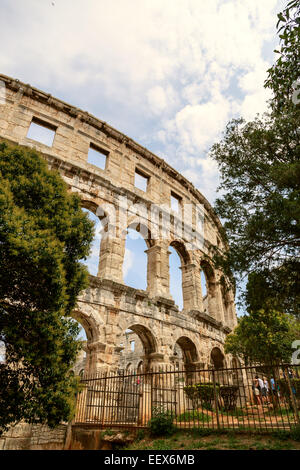 Berühmte antike Roman Amphitheater - Arena, 1.. Jahrhundert, Pula, Kroatien. Arena von Pula der istrischen Halbinsel verfasst am Zelt Stockfoto