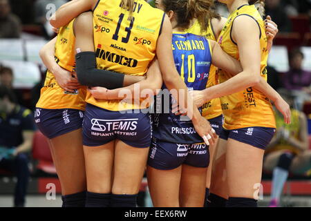 Sopot, Polen 22. Jan.  2015 CEV Volleyball Weltmeisterschaft 2015. PGE Atom Trefl Sopot Gesichter Prosecco Doc-Imoco Conegliano in der Challenge-Runde der Frauen 2015 CEV Volleyball Cup Ð. Italienisches Team reagiert während des Spiels Stockfoto