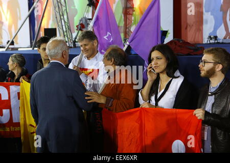 Athen, Griechenland. 22. Januar 2015. Sekretär des zentralen Ausschusses der SYRIZA, Dimitri Vitsa (links), spricht mit Colin Fox (2. von links) von der schottischen Sozialistischen Party.SYRIZA (Koalition der radikalen Linken), die führende Partei in Meinungsumfragen, statt ihre endgültige Wahlveranstaltung in Athen. Redner der Anführer der SYRIZA Alexis Tsipras und Pablo Iglesias Turrión, der Generalsekretär der Partei Podemos Spanisch. Bildnachweis: Michael Debets/Alamy Live-Nachrichten Stockfoto