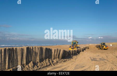 Wartung am Strand von Katwijk Aan Zee, Südholland, Niederlande. Stockfoto