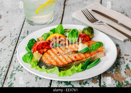 Steak gegrillter Lachs mit Gemüse auf einem Teller Stockfoto