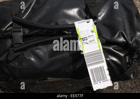 Airline-Gepäck-Label oder Reisen tag auf eine schwarze Tasche Stockfoto