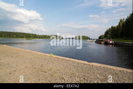 Piers und Steg entlang der Eingang zum Konnuksen Kanava Kanal Finnland Stockfoto