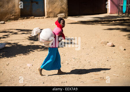 Die Menschen auf der Straße der Axum, Äthiopien, Afrika. Stockfoto