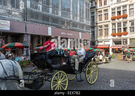 Touristen in einer Pferdekutsche Touren in Brüssel mit einem Hund ein Stockfoto