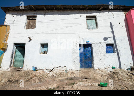 vor einem Haus in Aksum, Axum, Tigray in Äthiopien, Afrika Stockfoto