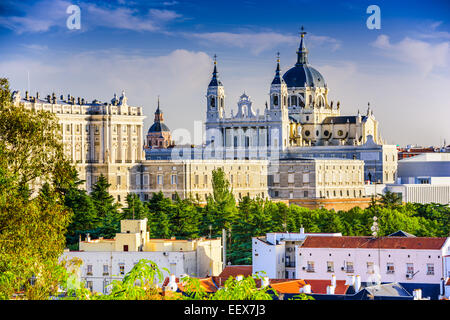 Madrid, Spanien-Skyline bei Santa Maria la Real De La Almudena-Kathedrale und dem Königspalast. Stockfoto