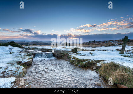 Windige Post auf verschneiten Dartmoor National Park in Devon Stockfoto