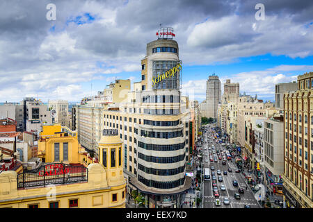 Gran Via in der legendären Schweppes unterzeichnen in Madrid. Die Straße ist das wichtigste Einkaufsviertel der Stadt. Stockfoto