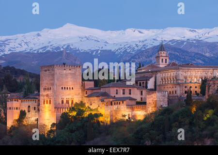 Blick auf die Alhambra und die Sierra Nevada Berge. Die Stadt Granada. Andalusien. Spanien Stockfoto