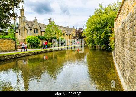 Der River Windrush läuft durch Bourton auf dem Wasser in die Cotswolds, Gloucestershire, UK. Stockfoto