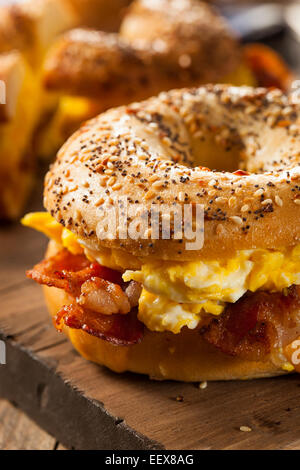 Herzhaftes Frühstück Sandwich auf einen Bagel mit Ei, Speck und Käse Stockfoto