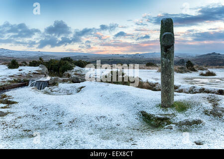 Winterschnee bei windigen Post auf Dartmoor National Park in devon Stockfoto