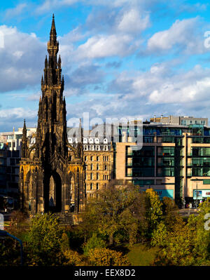 Blick auf das Scott Monument und Gebäude an der Princes Street im Stadtzentrum von Edinburgh Schottland UK mit blauem Himmel und weißen Wolken Stockfoto