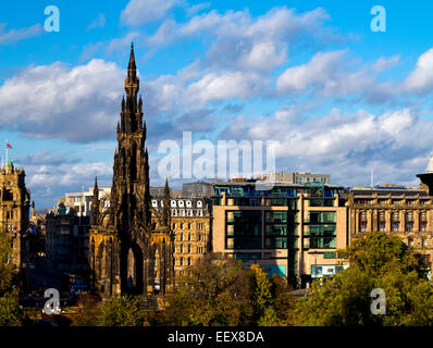 Blick auf das Scott Monument und Gebäude an der Princes Street im Stadtzentrum von Edinburgh Schottland UK mit blauem Himmel und weißen Wolken Stockfoto